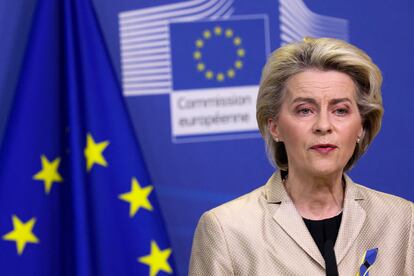La presidenta de la Comisión Europea, Ursula von der Leyen, atiende a la prensa tras su encuentro con el secretario de Estado de EE UU, antony Blinken, este viernes en Bruselas.