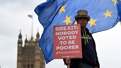 Steve Bray, manifestante habitual contra el Brexit, ante el Big Ben y el Parlamento el 11 de mayo de 2022. "Nadie votó ser más pobre", dice su pancarta