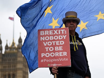 Steve Bray, manifestante habitual contra el Brexit, ante el Big Ben y el Parlamento el 11 de mayo de 2022. "Nadie votó ser más pobre", dice su pancarta