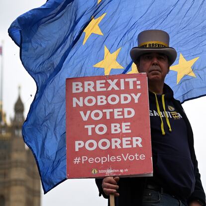 Steve Bray, manifestante habitual contra el Brexit, ante el Big Ben y el Parlamento el 11 de mayo de 2022. "Nadie votó ser más pobre", dice su pancarta