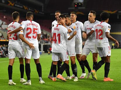 Los jugadores del Sevilla celebran el gol de Suso este domingo ante el United en las semifinales de Europa League.