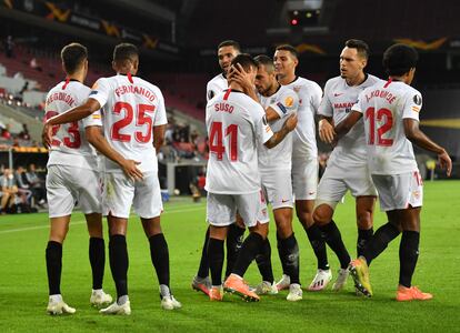 Los jugadores del Sevilla celebran el gol de Suso este domingo ante el United en las semifinales de Europa League.