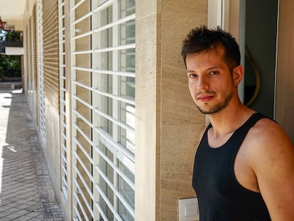 Lucas Boarelli en la puerta de su casa, donde había una antigua sucursal de Caja Madrid, en el barrio madrileño de Colina, en julio de este año.