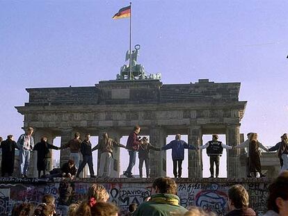 Ciudadanos alemanes celebran, cerca de la Puerta de Brandeburgo, en Berlín, la caída del muro y la apertura de la frontera el 10 de noviembre de 1989.