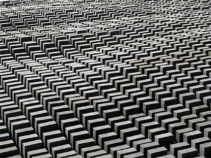 El monumental laberinto de hormigón diseñado por Peter Eisenman para el Monumento de los Judíos Asesinados de Europa, en Berlín.