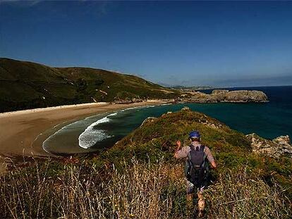 Un excursionista se acerca a la playa de Torimbia, cerca de Llanes, en la costa oriental del Principado de Asturias.