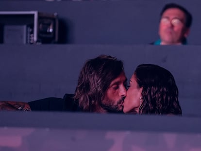 Hiba Abouk y Antonio Revilla. Tras muchas semanas de rumores, la actriz confirmó en diciembre su relación con el empresario a través de una foto en Instagram donde aparecen ambos dándose un apasionado beso. Al inicio de la relación su discreción era su máxima, pero se sabe que el pasado mes de noviembre ambos fueron juntos a París de viaje y ya se les había visto antes en Madrid haciendo diversos planes. Sin embargo, esta relación no ha estado exenta de polémica: durante sus primeras citas, se rumoreaba que el empresario compaginaba su noviazgo con Abouk con el intento de una segunda oportunidad con su exnovia, Laura Matamoros.