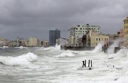 Un continuo oleaje choca contra El Malecón de La Habana. La tormenta Isaac se aleja del Caribe dirección a Florida.