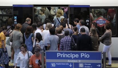 Viajeros en la estación de metro de Príncipe Pío.