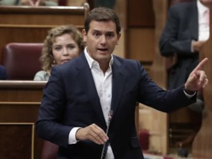  Tiene que dar la cara, en vez de anunciar querellas. Que comparezca para explicar de arriba abajo si esa tesis la hizo él , incide Albert Rivera