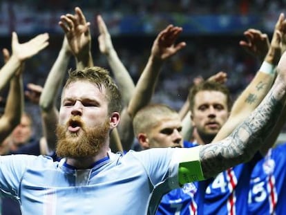 Aron Gunnarsson, capitan de Islandia, celebrando la victoria de Islandia ante Inglaterra.
