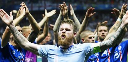 Aron Gunnarsson, capitan de Islandia, celebrando la victoria de Islandia ante Inglaterra.