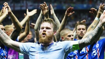 Aron Gunnarsson, capitan de Islandia, celebrando la victoria de Islandia ante Inglaterra.