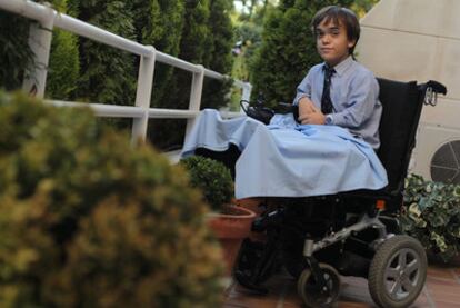 Javier González nació con acondroplasia. Hoy, a sus 14 años, está en tratamiento para alargarse los huesos.