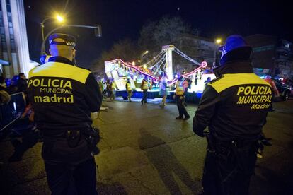 Dos policías municipales vigilaban ayer la cabalgata de Ciudad Lineal.