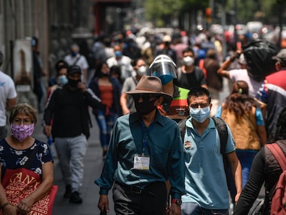 Viandantes caminan por el centro de Ciudad de México, este verano.