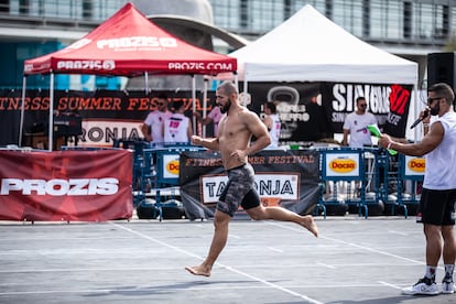 Un atleta durante una prueba del evento deportivo Taronja Games en Valencia, a finales de julio.