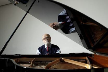 Martín Pallín, que recibe en su despacho con música barroca, en el Teatro Real. Dice que le hubiera encantado ser pianista.