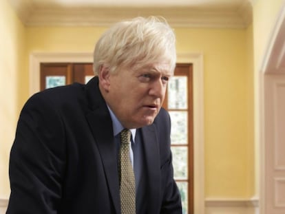 Kenneth Branagh caracterizado como Boris Johnson en la miniserie 'This England'.