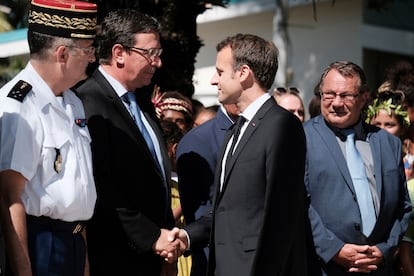 Philippe Gomès saluda al presidente de Francia, Emmanuel Macron, en un aeropuerto de Nueva Caledonia en mayo de 2018. 