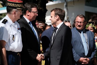 Philippe Gomès saluda al presidente de Francia, Emmanuel Macron, en un aeropuerto de Nueva Caledonia en mayo de 2018. 