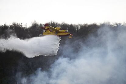 Uno de los hidroaviones que han participando en la extinción de uno de los incendios forestales en los montes próximos a la localidad cántabra de Aes.