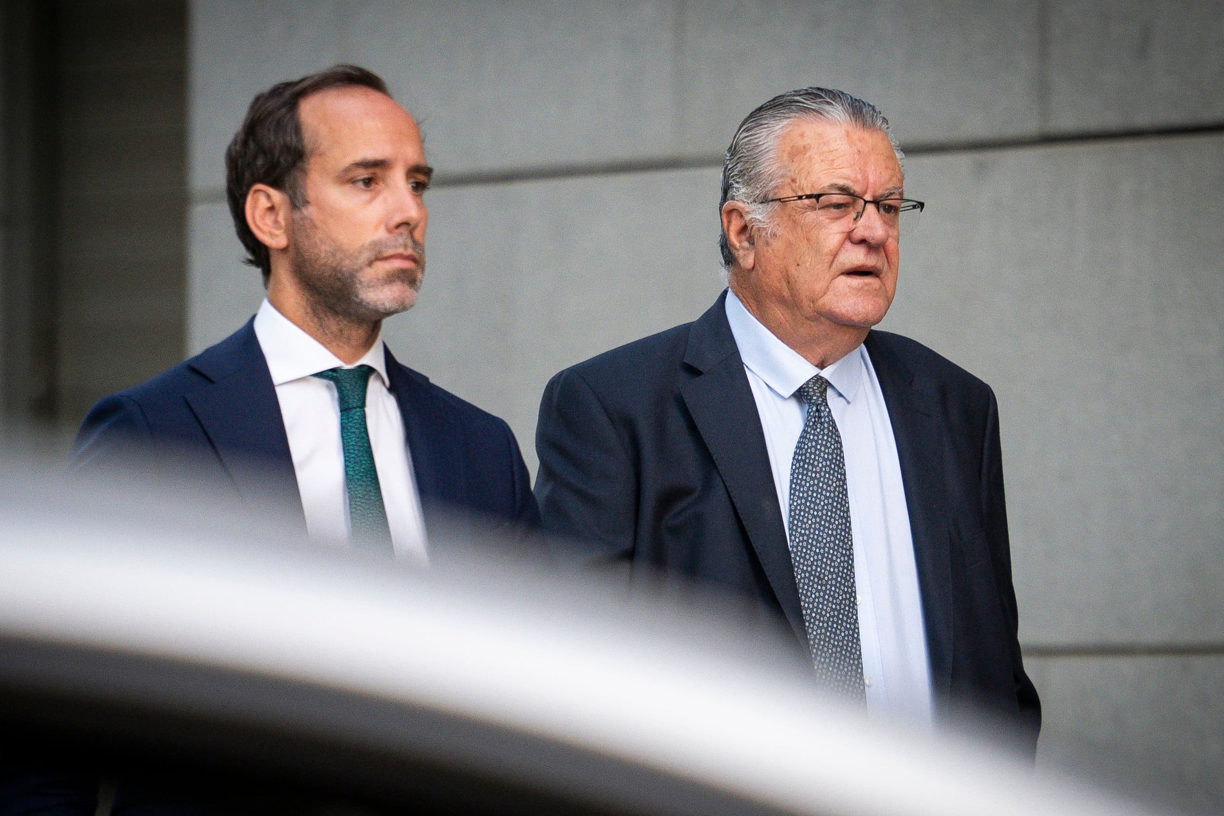 LLegada del expresidente de Plus Ultra (a la derecha), Julio Miguel Martínez Sola al juzgado, este lunes. 