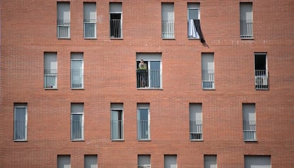 Un vecino fuma en una ventana de la calle Urrutia, en Nou Barris