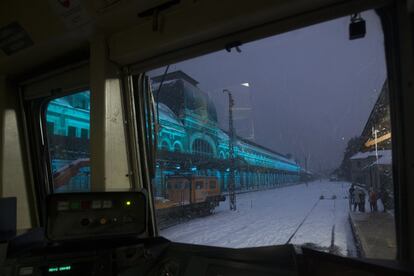 Vista de la estación desde el interior del Canfranero, el regional que llega hasta el pueblo.