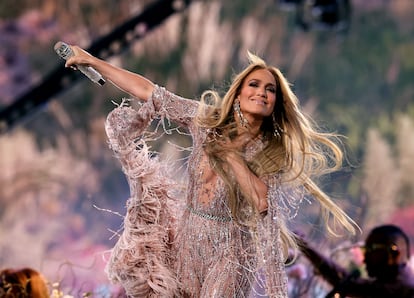 Jennifer López actúa durante una presentación en el SoFi Stadium de Inglewood, California.