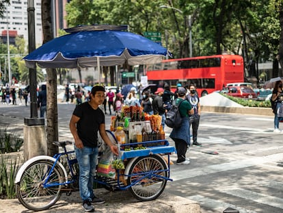 Un vendedor ambulante en su triciclo en la Avenida Reforma de la Ciudad de México.