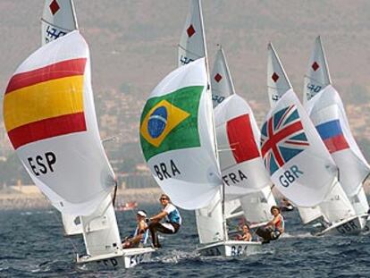 Natalia Vía-Dufresne y Sandra Azón, por delante de las brasileñas Adriana Kostiw y Fernanda Oliveira en la última regata de la clase <i>470.</i>