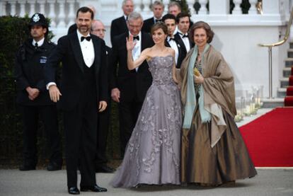 La Reina y los príncipes de Asturias, en Londres.