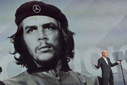 Captura de CBS en la que se ve al presidente de Mercedes bajo un retrato de Che Guevara, al que le han cambiado la estrella de cinco puntas de la boina por el emblema del fabricante de automóviles.