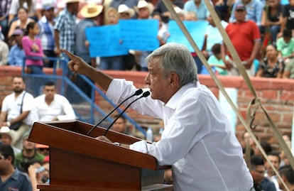 López Obrador el viernes en Nayarit durante una visita a los afectados por  el huracán Willa 