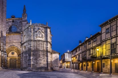 Guarda uno de los recintos medievales mejor conservados de Soria, en torno a la catedral (levantada sobre otro templo de estilo románico) y con la calle Mayor como uno de sus ejes principales, con antiguas casas sustentadas por soportales con columnas de piedra. Las murallas, la Plaza Mayor, el castillo y el puente romano sobre el río Ucero completan la estampa de El Burgo de Osma, que fue sede episcopal en el VI, en época visigoda, y tuvo Universidad durante el Renacimiento.