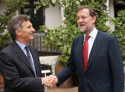 Mariano Rajoy saluda al alcalde de Buenos Aires, Mauricio Macri.