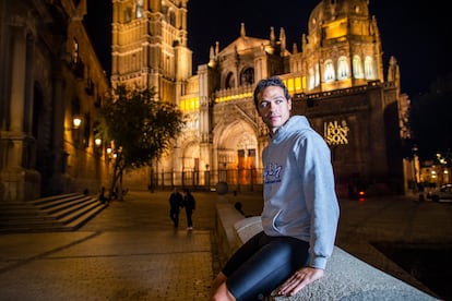 El deportista Christian López posa en la plaza del Ayuntamiento de Toledo. 