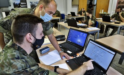 Rastreadores del Ejército, en un momento de su trabajo en la base de Marines (Valencia).