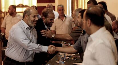 El dirigente de Hamás Jalil al Hayya (izquierda), a su llegada a una reunión con grupos palestinos en Gaza.