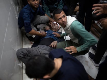 Un herido era atendido en el suelo del hospital Nasser, de Jan Yunis, en el sur de Gaza, este domingo.