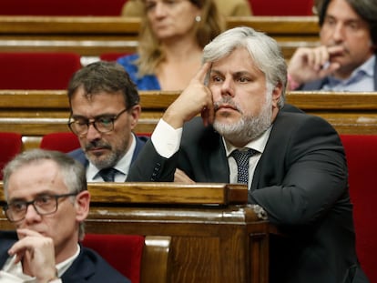 De izquierda a derecha, Josep Rius, portavoz de Junts, y Albert Batet, líder del grupo parlamentario. En primer plano, el republicano Josep Maria Jové.