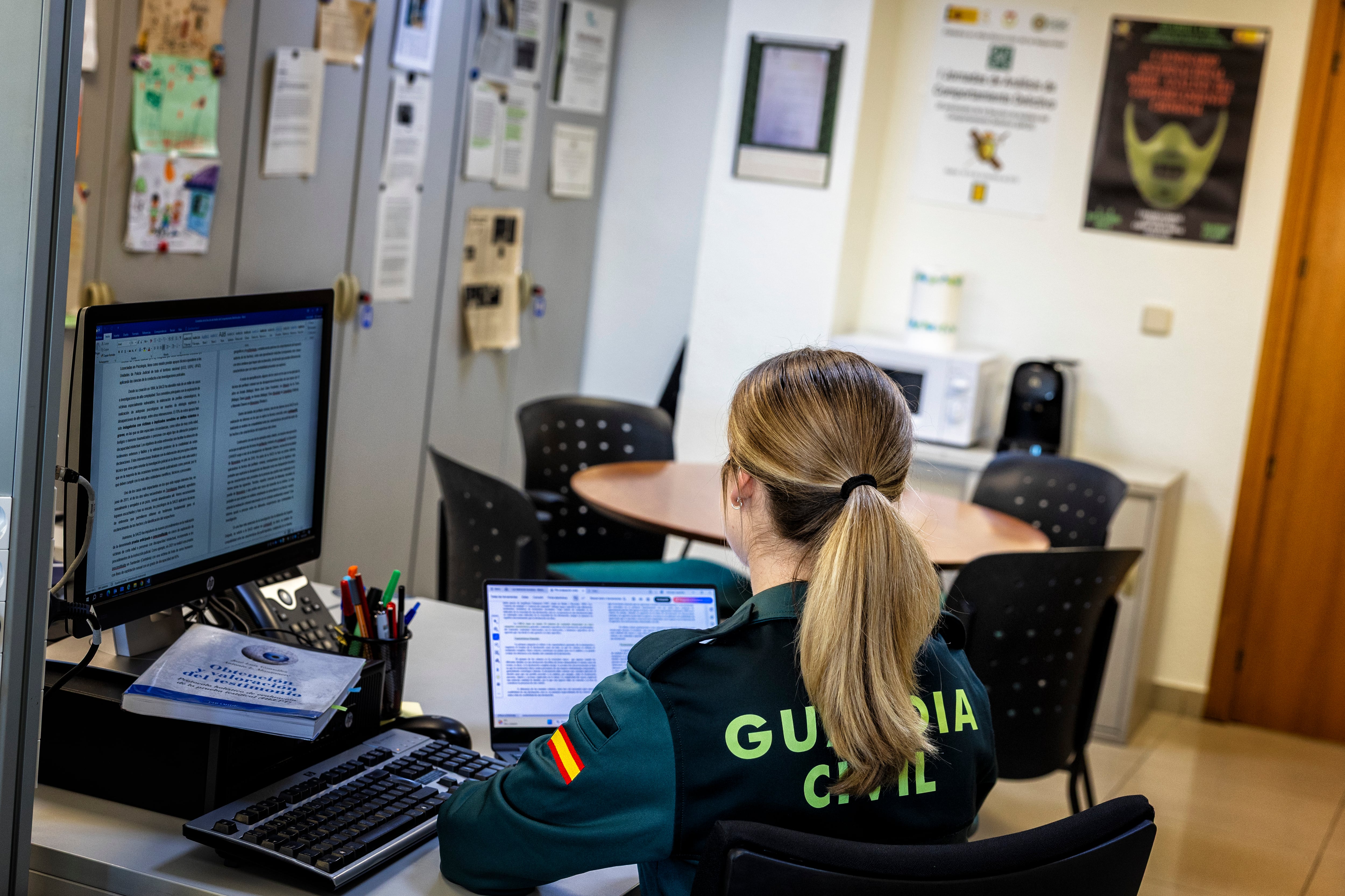 Los guardias que analizan la mente y la conducta para componer el rompecabezas criminal