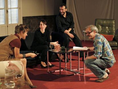 Las actrices Enma Suárez y Ariadna Gil junto al actor José LuIs García-Pérez en el Teatro Español, donde representarán la obra 'Viejos tiempos' dirigida por Ricardo Moya, a la derecha de la imagen.