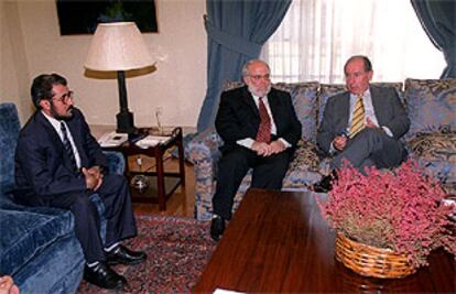 El vicepresidente del Gobierno Rodrigo Rato recibe a representantes de la comunidad islámica en España.