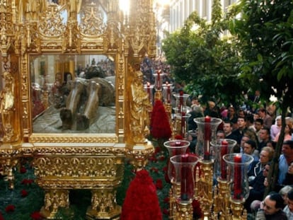 Una de las procesiones que componen la Semana Santa de Sevilla.