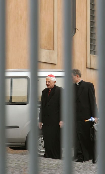 El cardenal alemán Joseph Ratzinger abandona el Vaticano tras participar en una reunión con todos los cardenales, celebrada el 11 de abril de 2005, y en la que Ratzinger les convenció de que no era conveniente que se hablara con los medios de comunicación. Unos días más tarde todos los cardenales se encerrarían en un cónclave para elegir papa. A Ratzinger se le consideró desde la muerte de Juan Pablo II como uno de los papables con más posibilidades de ser elegido.