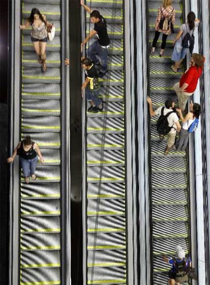 Viajeros toman las escaleras de la estación de Cercanías de Sol.