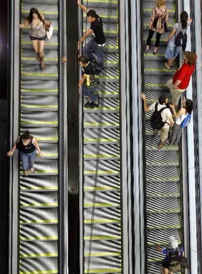 Viajeros toman las escaleras de la estación de Cercanías de Sol.