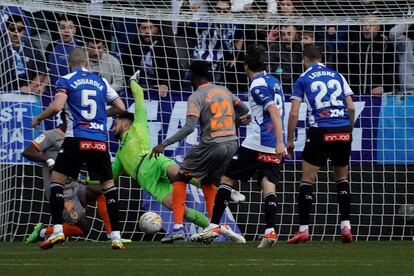 Mamadou Loum marca el primer gol del Alavés contra el Valencia en el partido de Liga.
